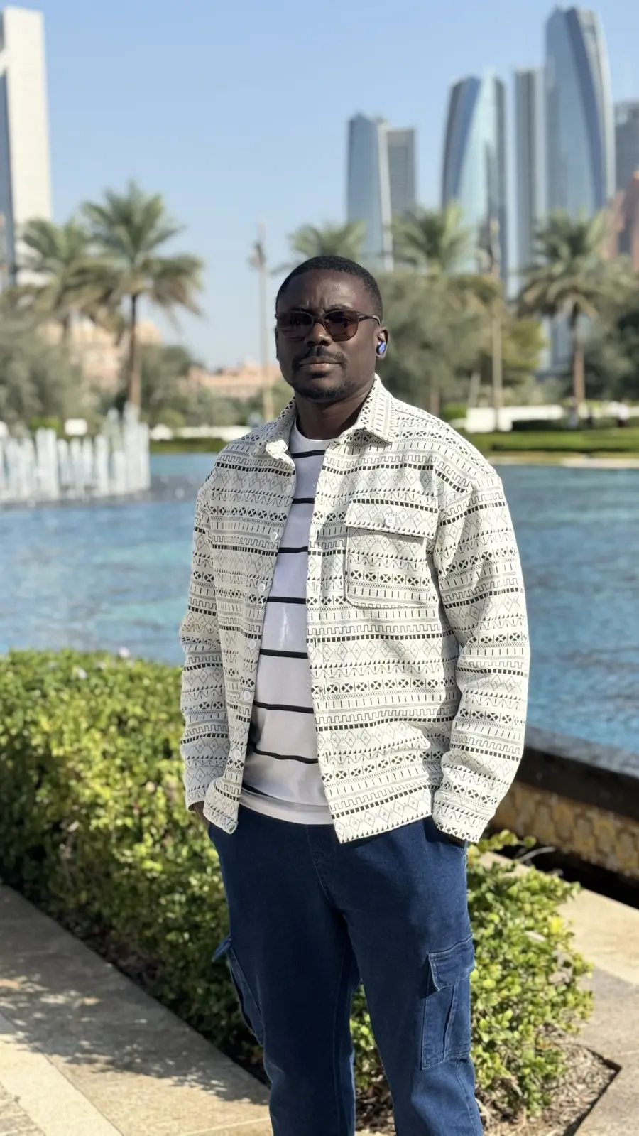 Elvis AMANI, debout devant un bassin